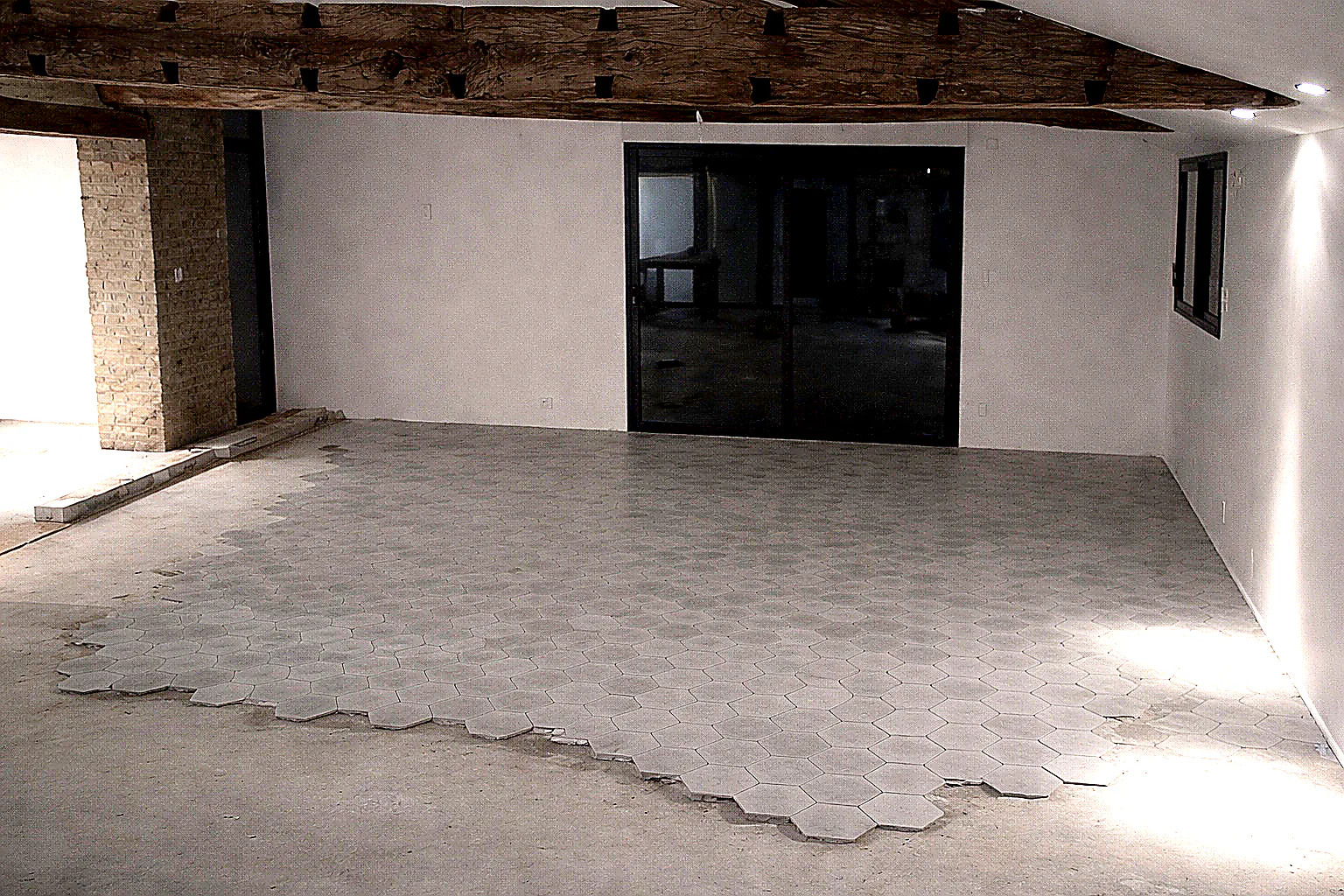 Pose d’un sol mixte carrelage et parquet dans une pièce de vie (Menuiserie intérieure) avant intervention