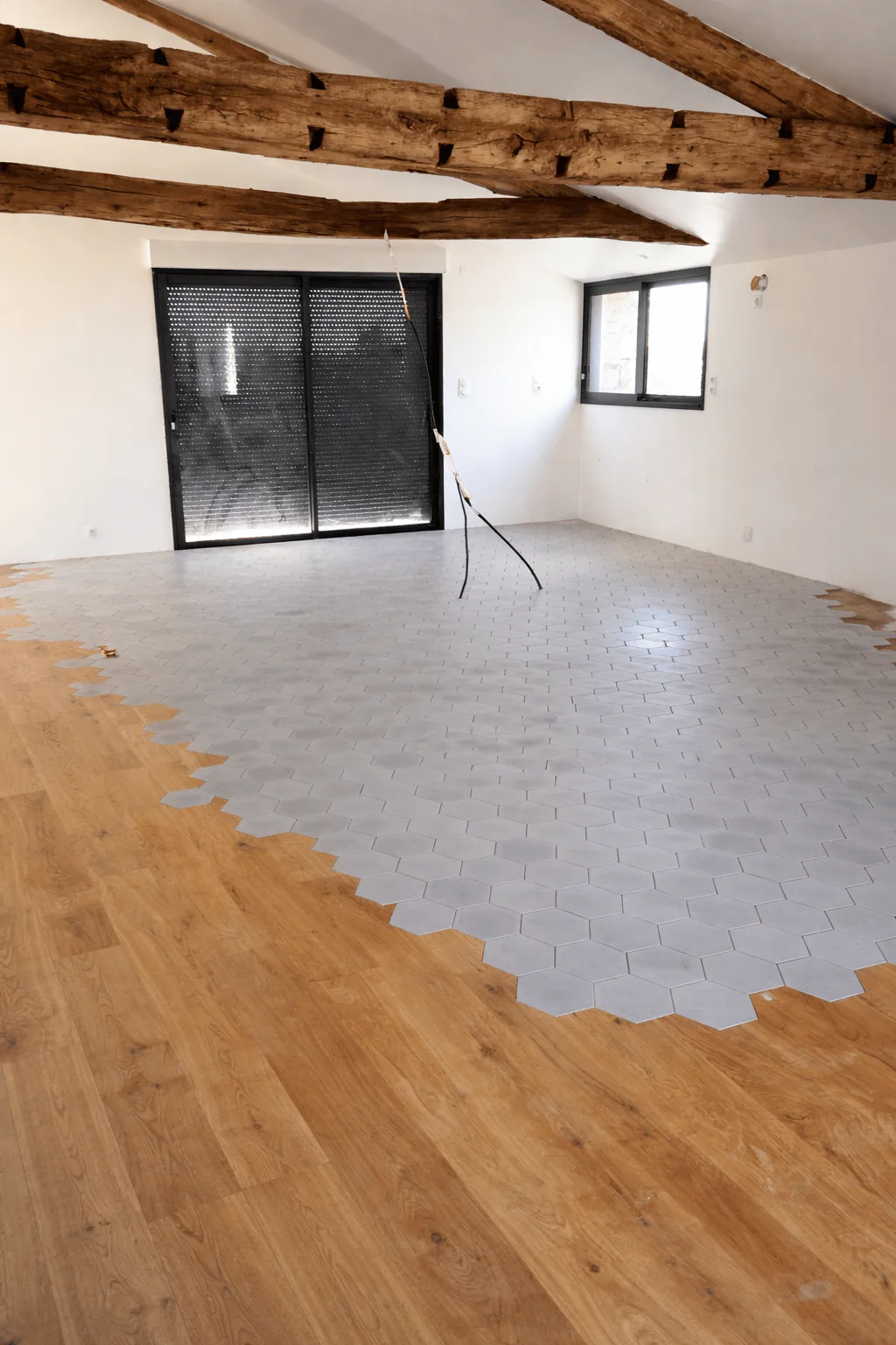 Pose d’un sol mixte carrelage et parquet dans une pièce de vie (Menuiserie intérieure) après intervention