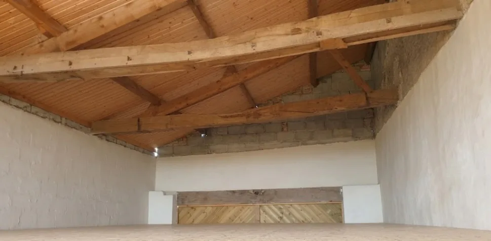 Charpente apparente et aménagement d’un volume sous toiture (Charpente) avant intervention